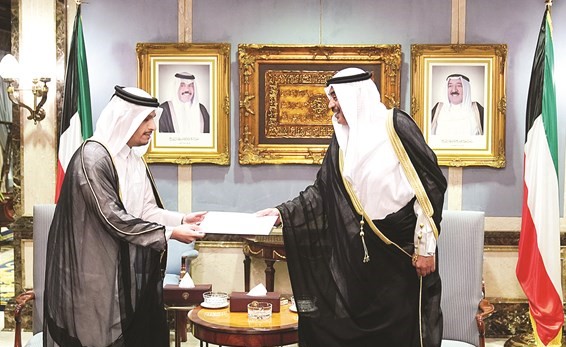سمو الشيخ صباح الخالد يتسلم الرسالة من وزير الخارجية القطري