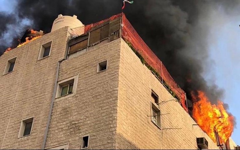 النيران تبدو واضحة قبل السيطرة على الحريق