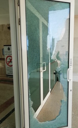 الضابط اعتدى على حارسي أمن بعد التهجم على المبنى