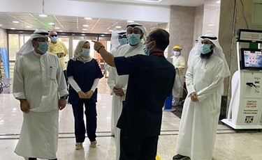 الشيخ د.باسل الصباح ود.مصطفى رضا يستمعان لشرح الخدمات المقدمة