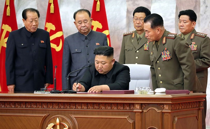 صورة وزعتها وكالة الأنباء الكورية الشمالية لجونغ أون مترئسا اجتماع اللجنة المركزية العسكرية للحزب الحاكم مؤخرا 		(ا.ف.پ)