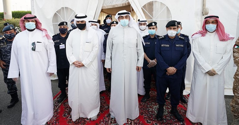 سمو الشيخ صباح الخالد وانس الصالح والفريق عصام النهام والشيخ طلال الخالد خلال زيارة احدى النقاط التابعة للداخلية