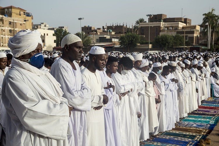 مئات السودانيين خرقوا الحظر المفروض بسبب كورونا في مناطق متفرقة من العاصمة الخرطوم امس وأدوا صلاة عيد الفطر المبارك
