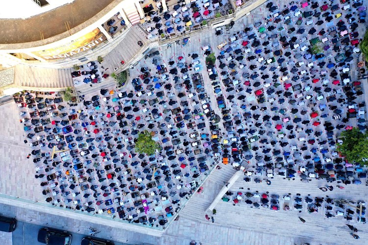 ألبانيون يصلون العيد في المسجد الكبير بتيرانامع الحفاظ على التباعد الاجتماعي	(أ.ف.پ)