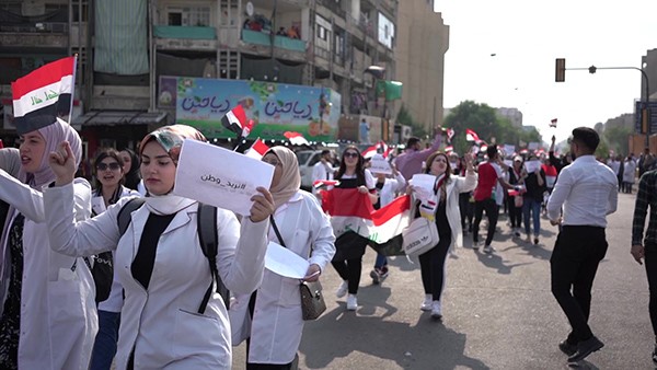 الاحتجاجات والوباء سرقت أحلام الطلاب العراقيين بالتخرج
