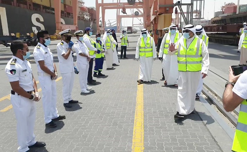 الشيخ يوسف العبدالله معايدا الموظفين المتواجدين علىرأس عملهم في الميناء
