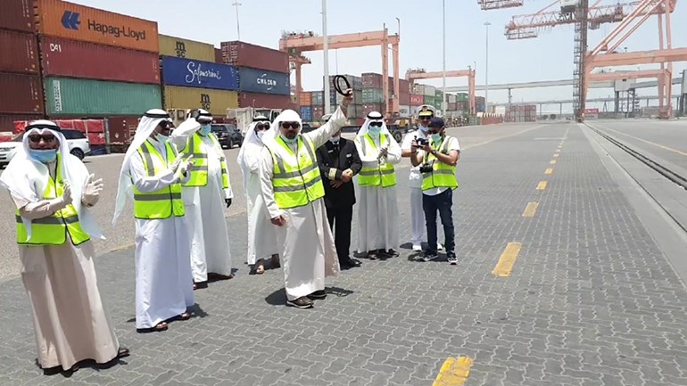 العبدالله يرفع العقال تقديرا لجهود فريق عمل ميناء الشعيبة