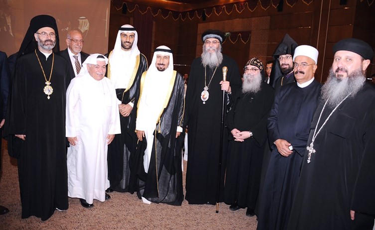 الشيخ علي الجابر والقس عمانويل غريب وعدد من رجال الدين المسيحي والحضور