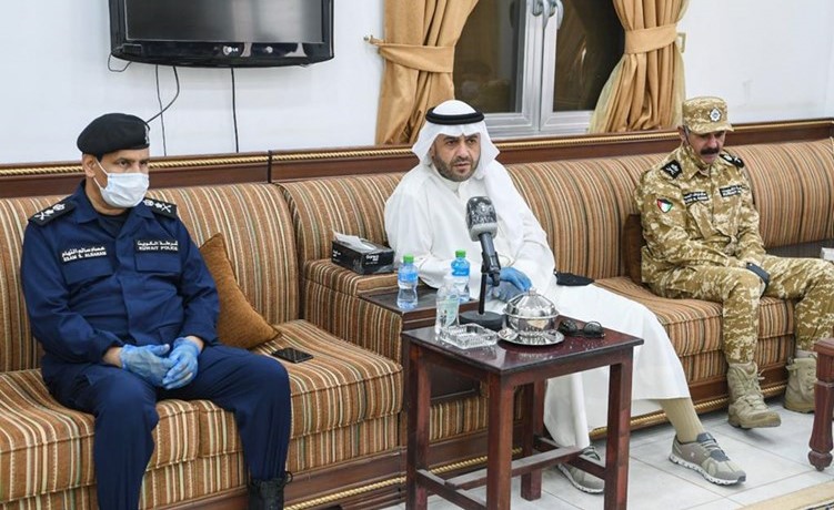 الوزير أنس الصالح متوسطا وكيل وزارة الداخلية الفريق عصام النهام واللواء الشيخ سالم النواف