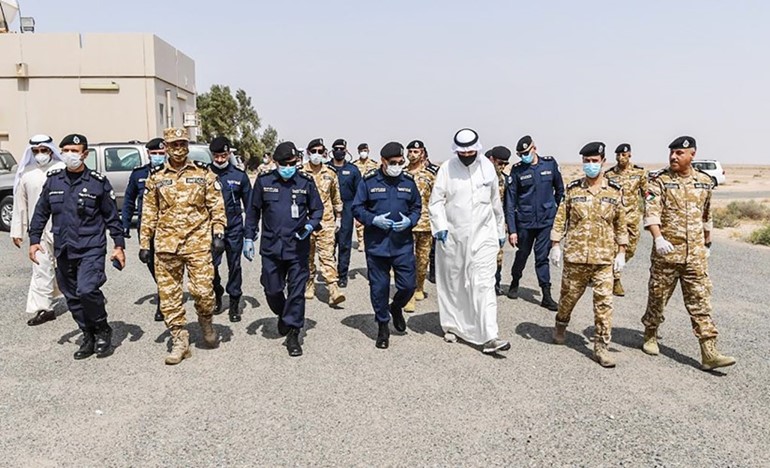 وزير الداخلية لدى وصوله مركز الرتقة برفقة وكيل الوزارة واللواء جمال الصايغ
