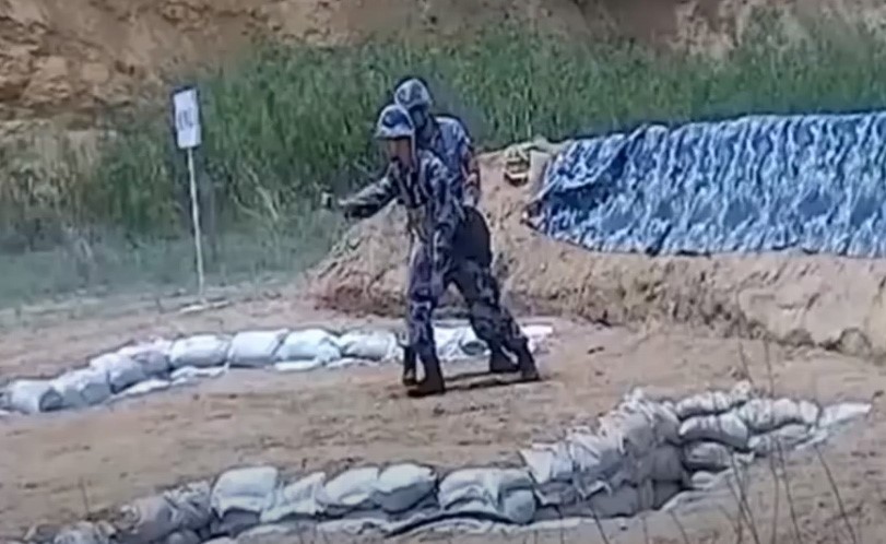 بالفيديو.. مدرب ينقذ حياة طالب ألقى قنبلة يدوية بشكل خاطئ