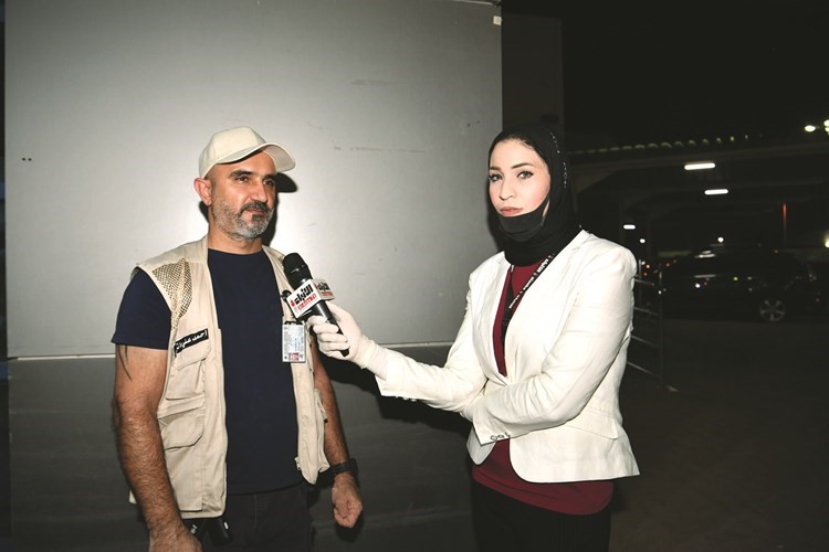 المتطوع أحمد ماتقي متحدثا للزميلة آلاء خليفة