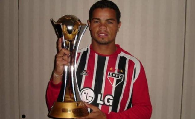 لاعب يبيع ميداليته الذهبية ويعتزل مبكرا بسبب المخدرات