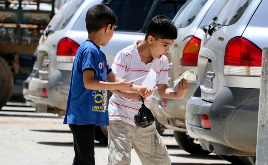بالفيديو.. فرحة أطفال سوريين بـ"عيدية" أنستهم وجع الحرب
