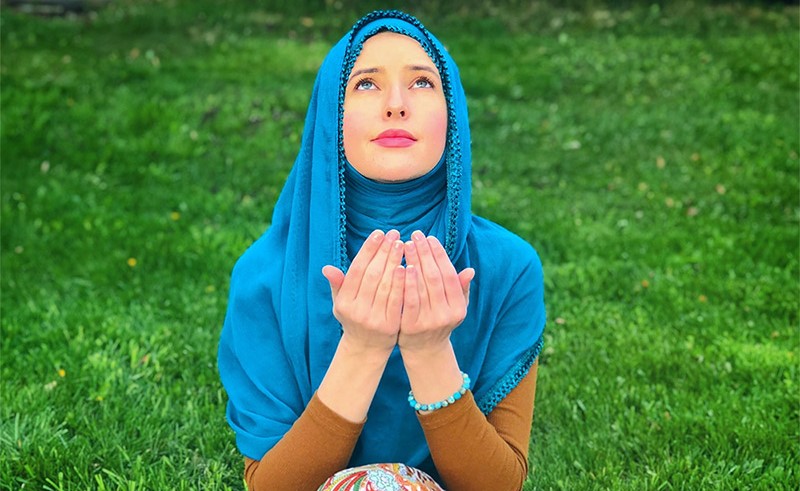 فيديو مدهش للفنانة الأمريكية جينيفر غراوت تتلو آيات قرآنية