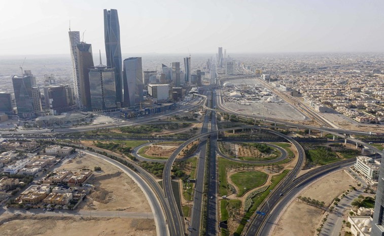 صورة جوية لمدينة الملك عبد الله المالية والدائري الرابع حولها فارغا قبل ايام من بدء تخفيف اجراءات الحظر	 (أ.ف.پ)