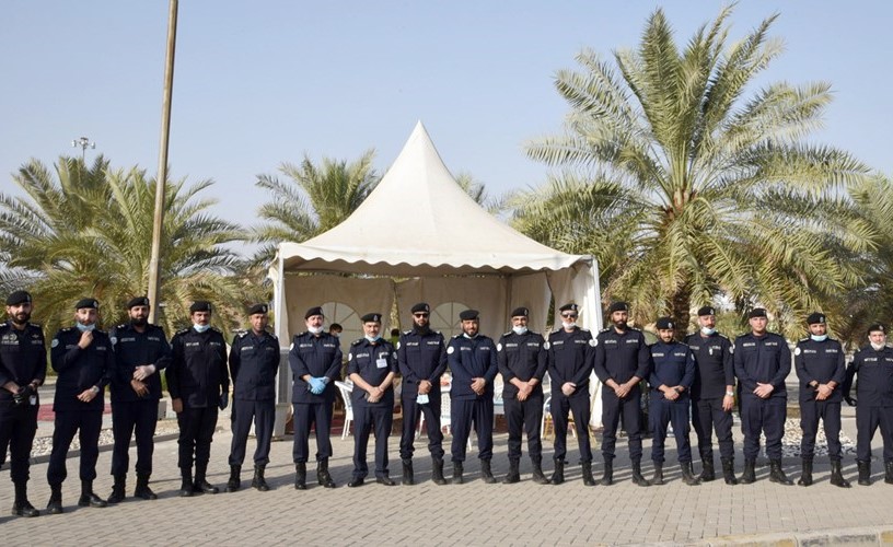 اللواء فراج الزعبي متوسطا عددا من القيادات الأمنية من مديرية أمن حولي ويبدو اللواء عبدالله العلي والعميد زياد الخطيب
