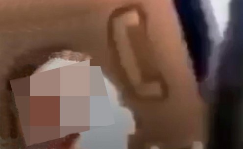 ضابط الدفاع خلال المقطع داخل سيارته