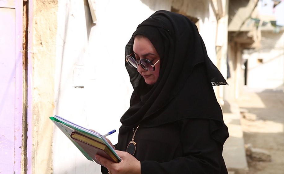 بالفيديو.. امرأة تكسر القاعدة وتشغل منصب "مختار" لحي بالعراق