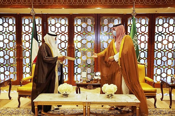 مبعوث الأمير يسلم رسالة خطية من سموه إلى خادم الحرمين الشريفين تتعلق بالعلاقات الأخوية المتينة بين البلدين وآفاق تعزيزها وتطويرها