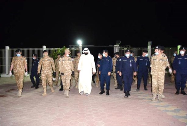 وزير الداخلية أنس الصالح برفقة وكيل الوزارة الفريق عصام النهام واللواء الشيخ سالم النواف خلال زيارة مركز النويصيب الساحلي