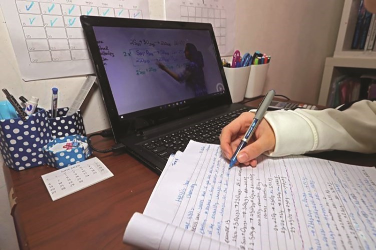 طلبة AUK لـ «الأنباء»: «الدراسة عن بُعد» في زمن «كورونا» خطوة ممتازة تقربنا من تحقيق حلم التخرج في الوقت المحدد