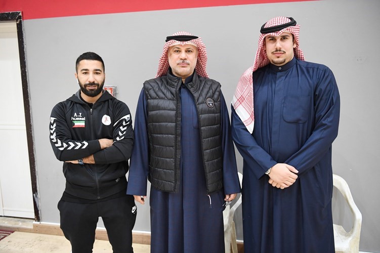 محمد الخميس متوسطا مدير المنتخب الأول فهد الهاجري والمشرف عبدالعزيز الزعابي