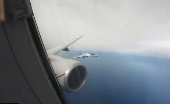 لحظة اقتراب طائرة روسية من الطائرة الأميركية
