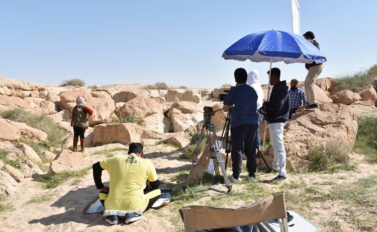 جانب من عملية تصوير حلقات البرنامج التوثيقي