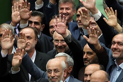 النواب الإيرانيون ينتخبون قائداً سابقاً بالحرس الثوري رئيساً للبرلمان