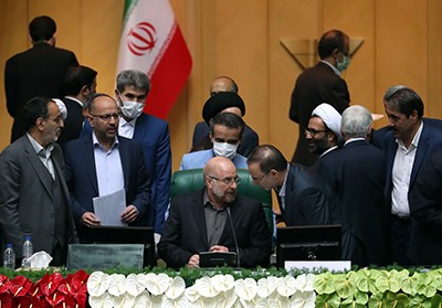 النواب الإيرانيون ينتخبون قائداً سابقاً بالحرس الثوري رئيساً للبرلمان