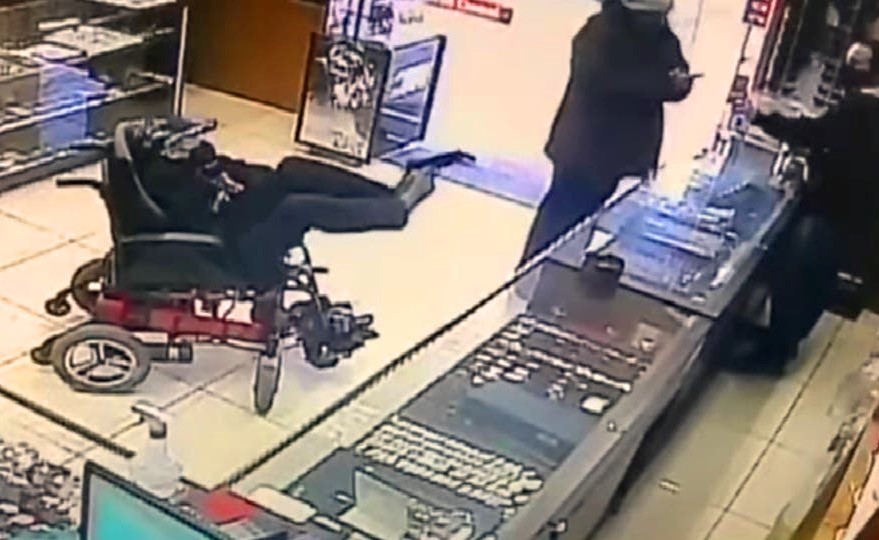 شاهد.. مشلول مقعد وأبكم في البرازيل يظهر بفيديو وهو يسطو على محل مجوهرات