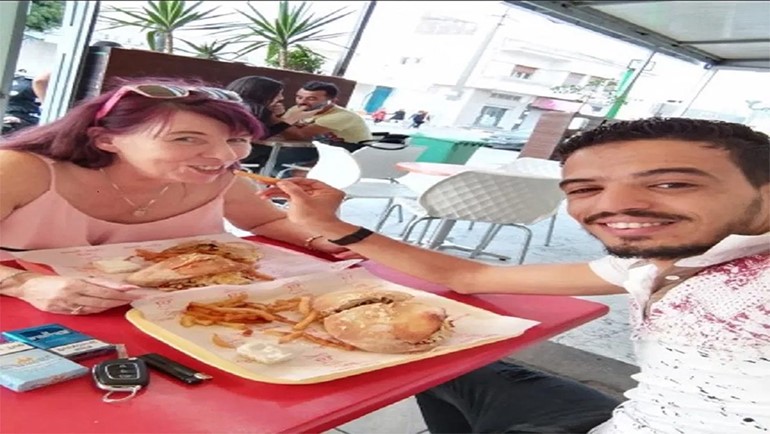 رسالة بالخطأ عبر الإنترنت تقود مُسنّة بريطانية للزواج من شاب عربي يصغرها بـ 36 عاماً