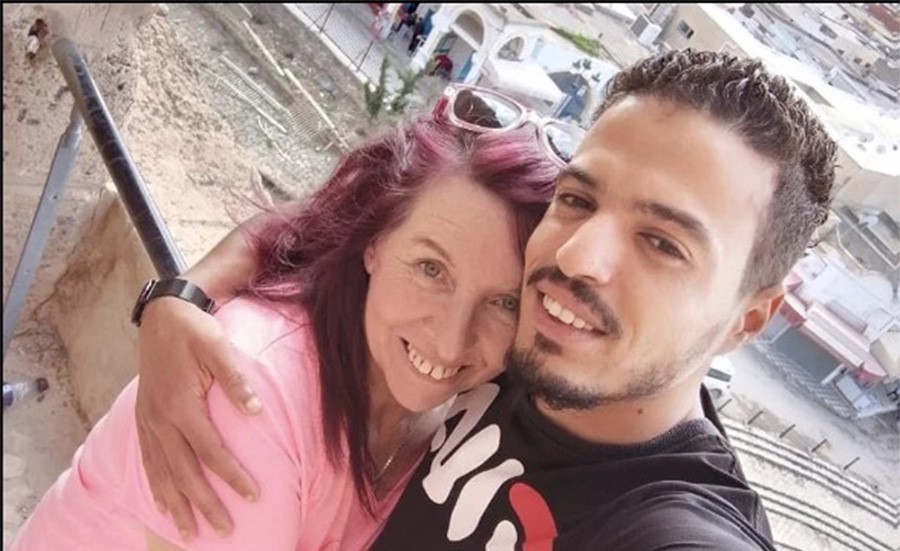 رسالة بالخطأ عبر الإنترنت تقود مُسنّة بريطانية للزواج من شاب عربي يصغرها بـ 36 عاماً