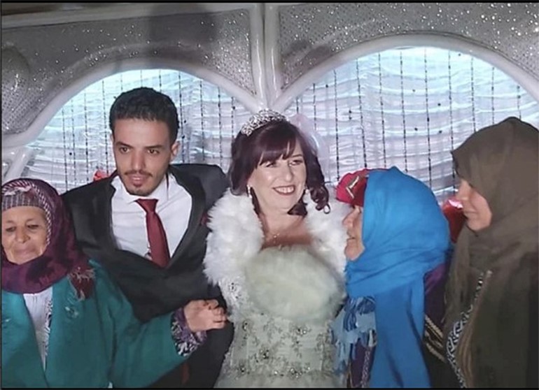 رسالة بالخطأ عبر الإنترنت تقود مُسنّة بريطانية للزواج من شاب عربي يصغرها بـ 36 عاماً