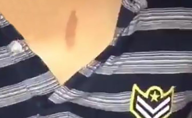السوري وقد وضع على ملابسه شارة مزيفة
