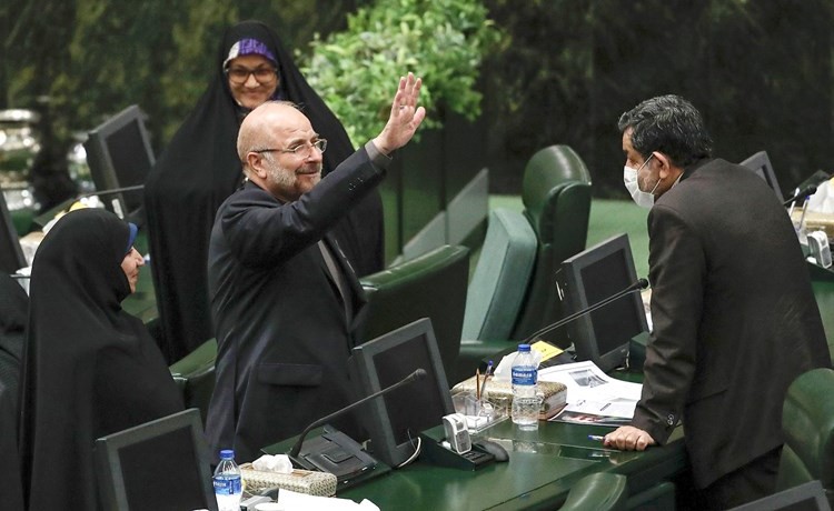 محمد باقر قاليباف محييا النواب عقب انتخابه رئيسا للبرلمان أمس	 (ا.ف.پ)