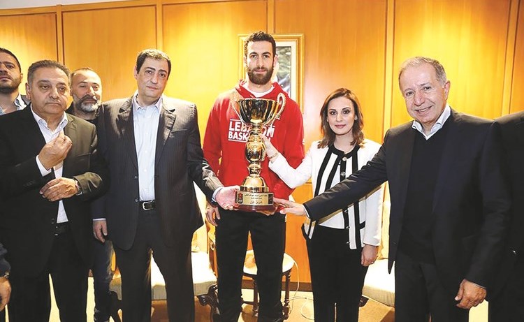 أكرم الحلبي الى يمين كابتن منتخب لبنان بعد الفوز بدورة الملك عبدالله