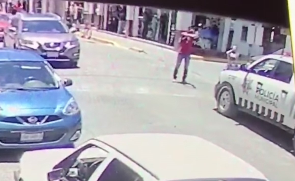 بالفيديو..  في خطة ماكرة مجهولون يتربصون لدورية شرطة مكسيكية ويفاجئونهم بوابل من الرصاص