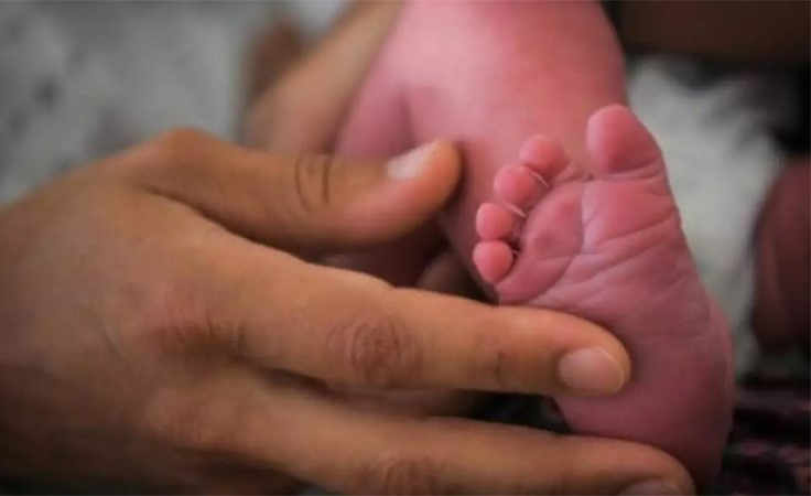 "معجزة انقذته".. بالفيديو.. رضيع يعود للحياة بعد دفنه