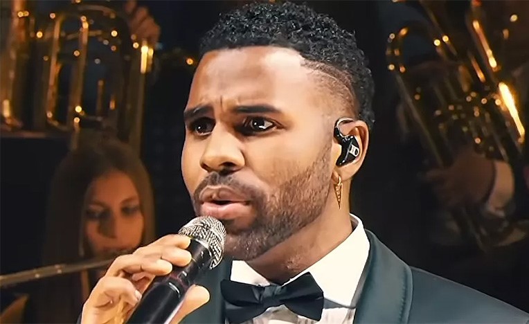 بالفيديو.. مغني يفقد أسنانه الأمامية بسبب تحدي أكل الذرة على المثقب