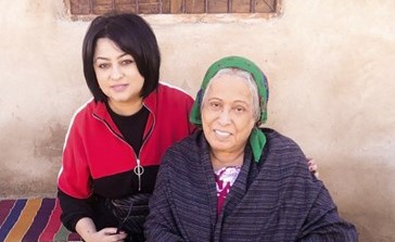 د. ابتسام الحمادي مع القديرة حياة الفهد في أم هارون