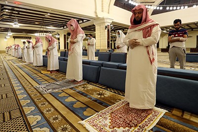 السعودية تفتح المسجد النبوي أمام المصلين وسط إجراءات احترازية