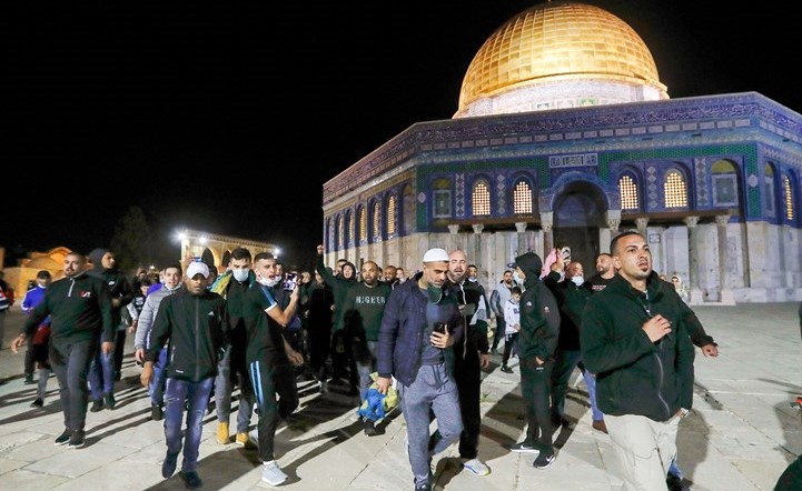 فلسطينيون يهتفون لدى دخولهم المسجد الأقصى للصلاة بعد إعادة افتتاحه أمس	(أ.ف.پ)