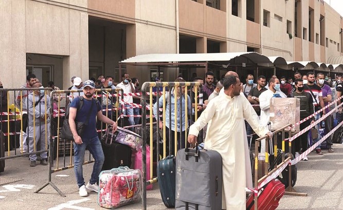 الوافدون أمام خيارين أحلاهما مر: إما تحمل الأعباء المالية أو مغادرة دول الخليج
