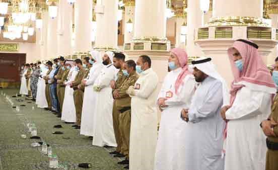 بالفيديو.. مشاهد مؤثرة لعودة المصلين إلى المساجد في السعودية