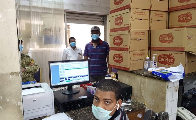 ايمن عبدالعزيز خلال العمل