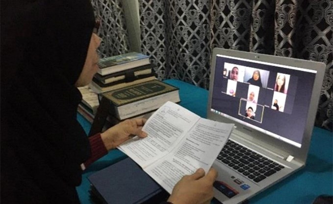 داعية من التعريف بالإسلام خلال محاضرة دعوية أونلاين