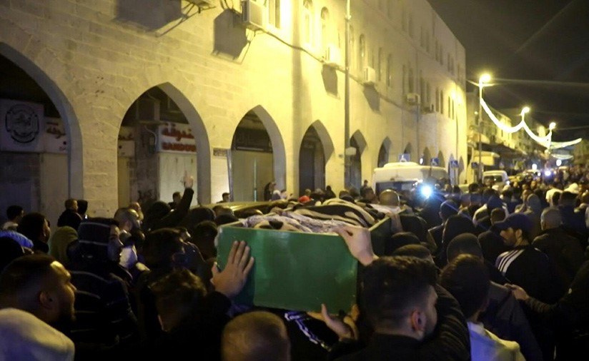 بالفيديو.. تشييع فلسطيني قتل برصاص شرطة الاحتلال الإسرائيلية بعد الاشتباه بأنه مسلح