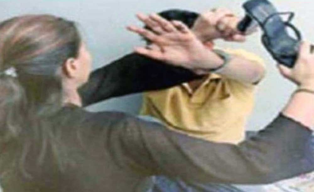 مطالباً المحكمة بإنصافه: زوجتي اعتادت ضربي أمام أهلي والجيران